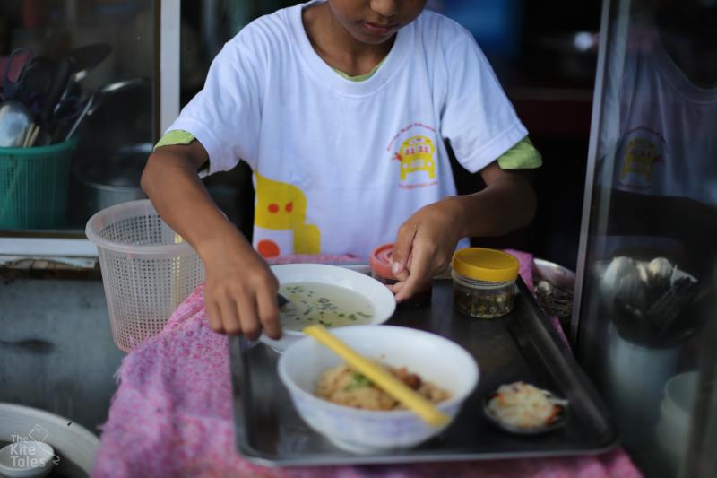 မန္တလေးက လက်ဖက်ရည်ဆိုင်တစ်ခုမှာ အလုပ်လုပ်နေတဲ့ ကလေးတစ်ဦး