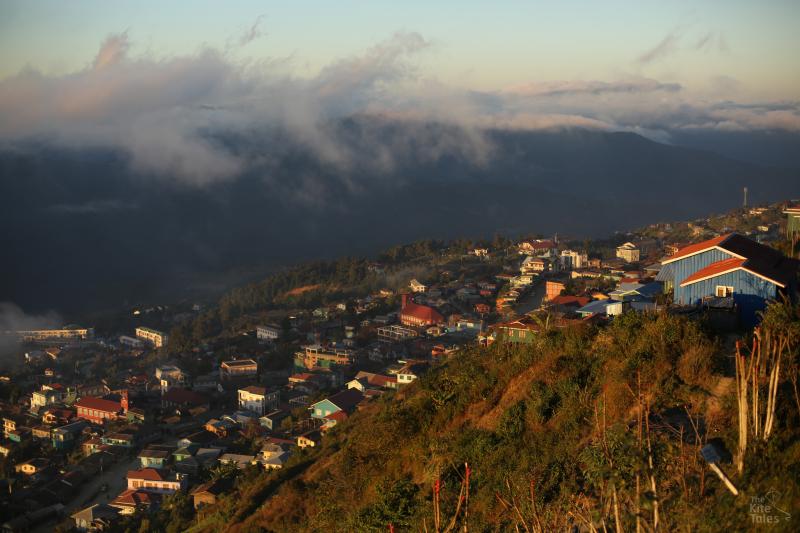 ဟားခါးကို ရောက်ဖို့ ကွေ့ကောက်တဲ့ လမ်းတစ်လမ်း ပဲ ရှိပြီး ဟားခါးမှာနေတဲ့ လူတွေဟာ မြေပြိုတာတွေကို မကြာခဏ ခံရပါတယ်။ 